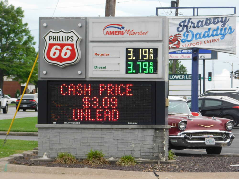 Gas prices decrease locally once again